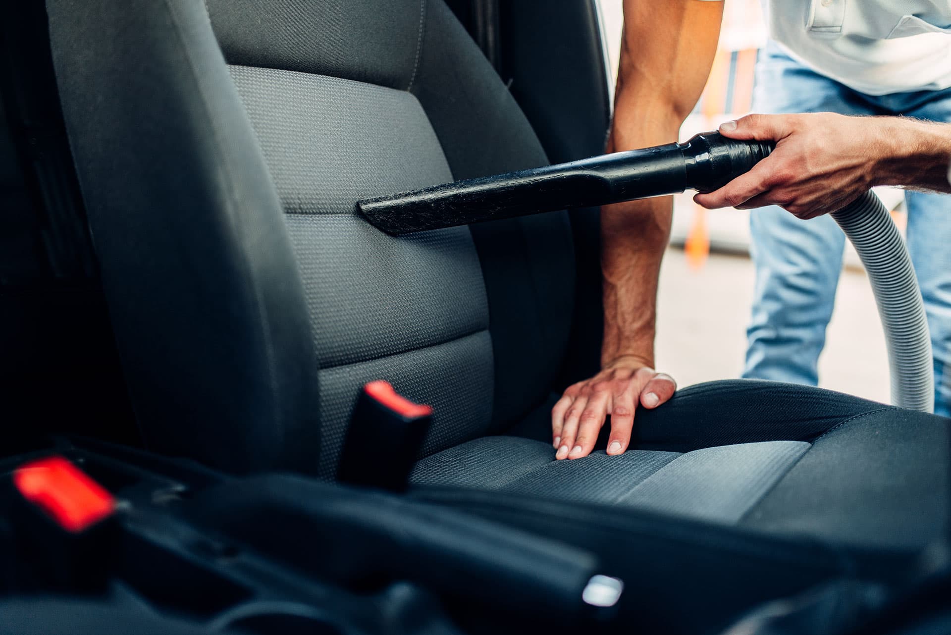 Nettoyage intérieur à l’aspirateur sur un véhicule particulier ParkWash
